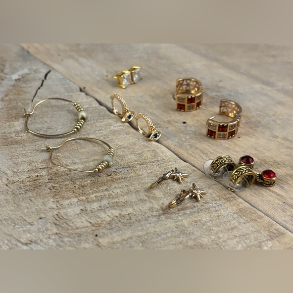 This listing is for 5 pair of gold toned pierced earrings. - Picture 4 of 4